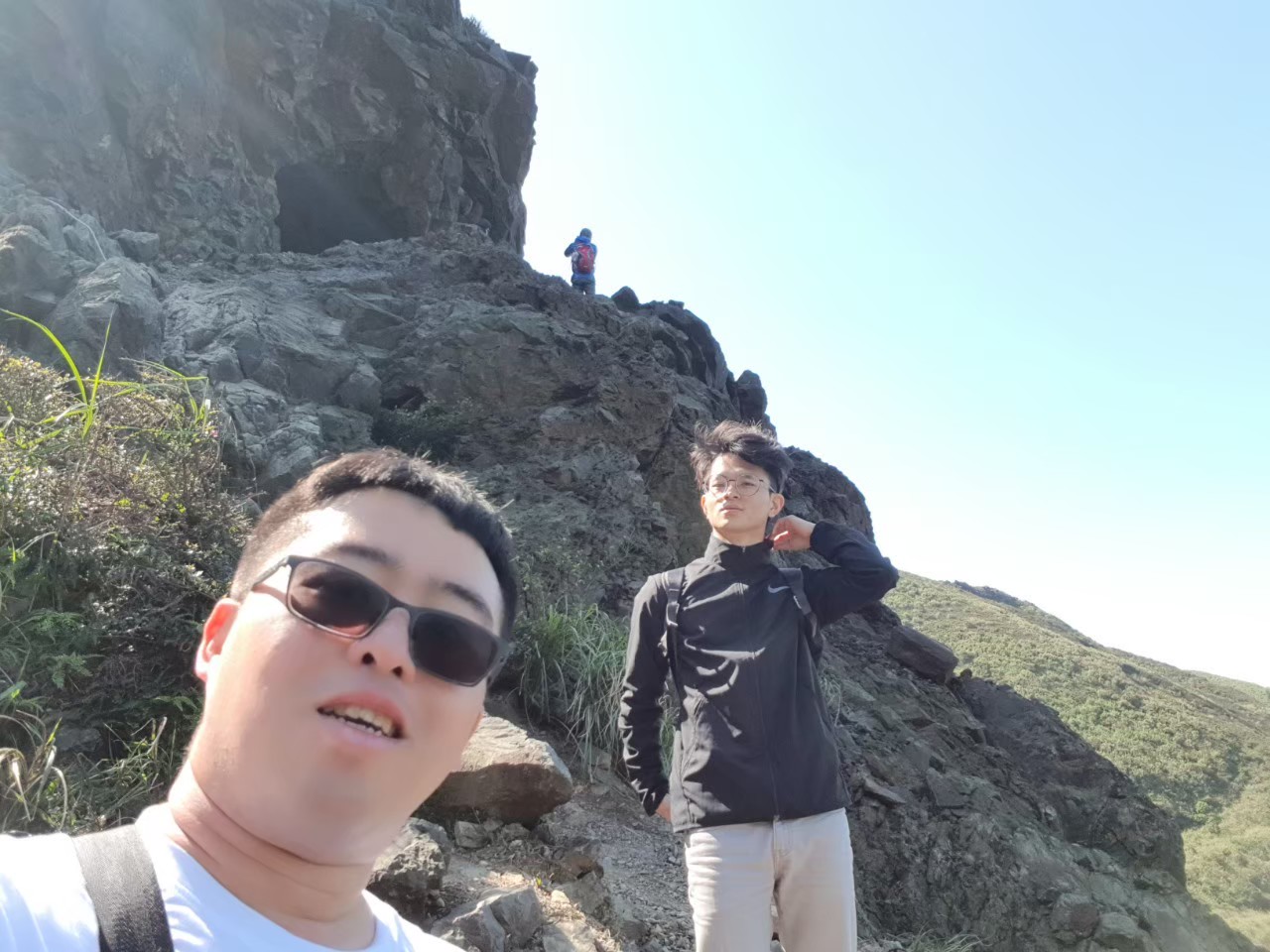 萬信賢，連育賢